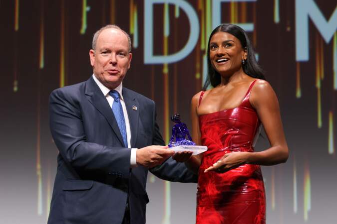 Le prince Albert a remis le trophée de la Nymphe d'or du meilleur espoir international à l'actrice Simone Ashley (Bridgerton), vendredi 14 juin à la cérémonie d'ouverture du Festival de Monte-Carlo.