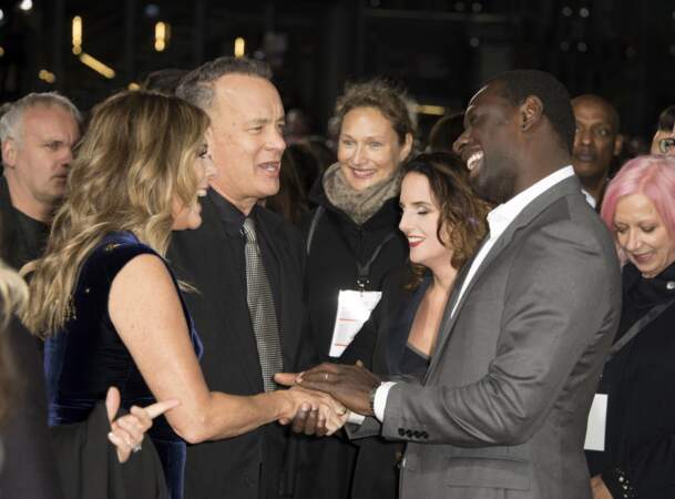 Hélène et Omar Sy rencontrent le couple Rita Wilson et Tom Hanks à Berlin en 2016.