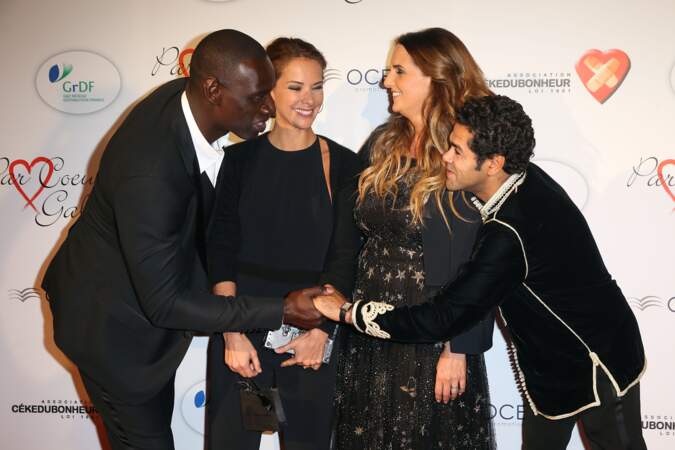 Omar Sy retrouve son ami d'enfance de Trappes, Jamel Debbouze, lors d'un gala de charité en 2015.