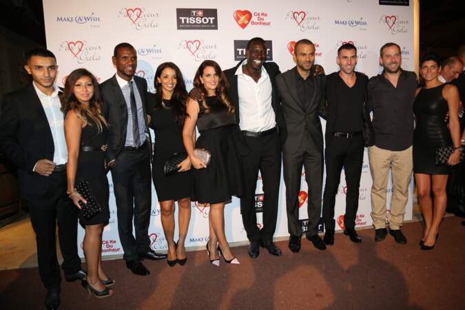 Hélène et Omar Sy entourés de Tony parker, Fred Testot, Eric Abidal, entre autres, lors du gala de charité "Par choeur" en 2013.