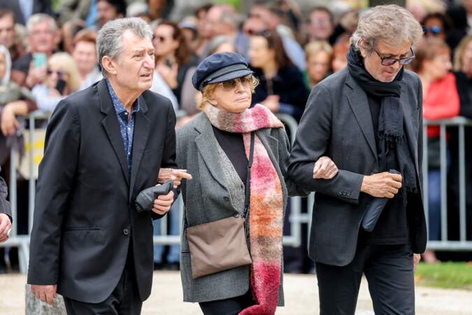 Nadine Trintignant était accompagnée pour assister aux obsèques de l'auteure-compositrice-interprète et actrice française Françoise Hardy au crématorium du cimetière du Père-Lachaise