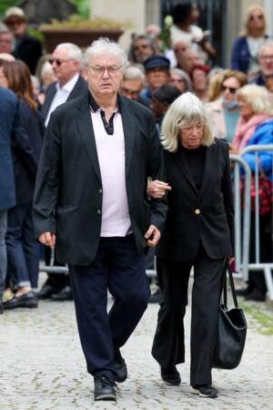 Dominique Besnehard et Marie-France Brière arrivent aux obsèques de Françoise Hardy au cimetière du Père-Lachaise à Paris