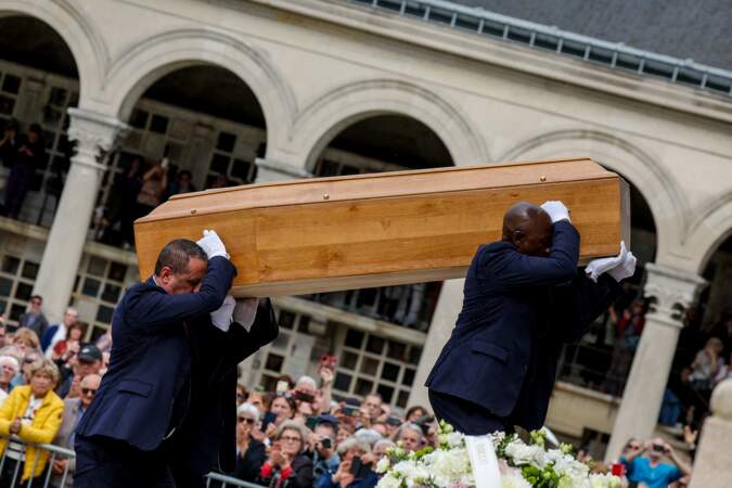 Le cercueil de Françoise Hardy arrive au crématorium du Père-Lachaise ce jeudi 20 juin