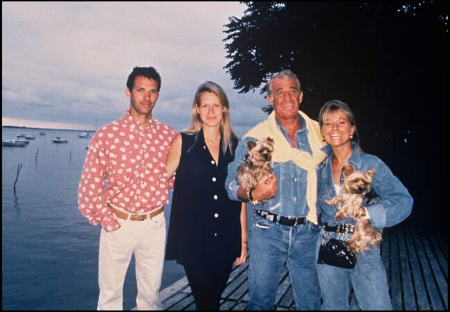 En 2002, Jean-Paul Belmondo épouse Natty Tardivel. Le couple est ici en photo avec Paul et Luana Belmondo.