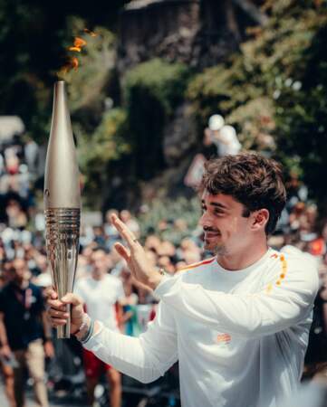 Le pilote de Formule 1 monégasque Charles Leclerc a porté la flamme olympique au moment de son passage dans la principauté le 18 juin.