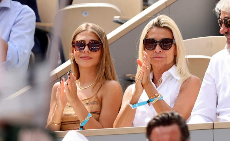 Natty Tardivel (Belmondo ) et sa fille Stella Belmondo dans les tribunes de Roland Garros 2023 à Paris.