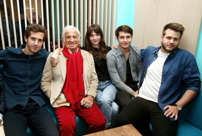 Jean-Paul Belmondo entouré de ses petits-enfants, Victor, Annabelle, Giacomo et Alessandro en 2016