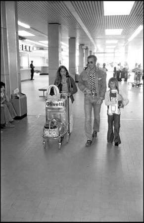 Jean-Paul Belmondo et ses deux premiers enfants à l'aéroport. 