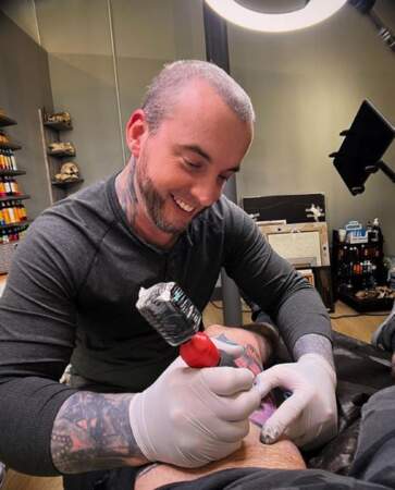 Révélé par sa participation à la saison 6 de l'émission de Paramount "Ink Master", Ryan Hadley est décédé à l'âge de 46 ans le 20 juin 2024. Le célèbre tatoueur luttait contre un cancer.