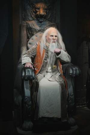 Le vieil homme, joué par Yann Le Gac, peut compter sur une panoplie de personnages pour défier les personnalités