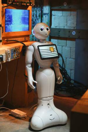 Le père Fouras s'essaye à l'intelligence artificielle avec le "Père Four'I.A", secondé par le robot Pepper