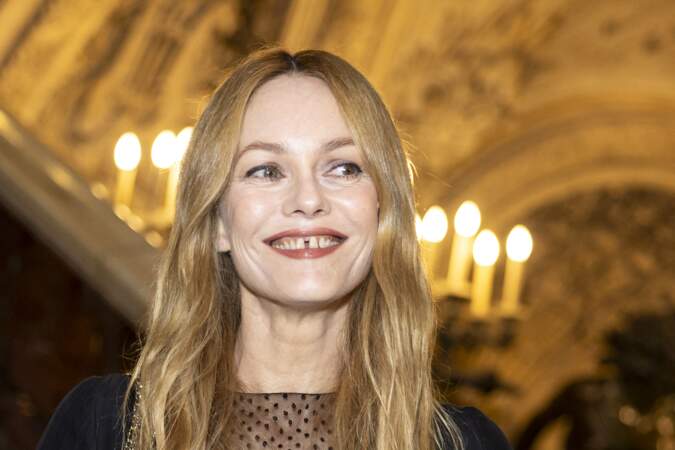 Comme d'autres personnalités, la chanteuse aux dents du bonheur s'est rendue à l'Opéra Garnier, ce 25 juin 2024, pour découvrir la nouvelle collection de la maison de couture