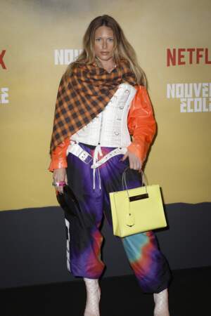 L'influenceuse Marine Lamarre arborait un look très coloré, le tout accessoirisé d'un sac jaune.
