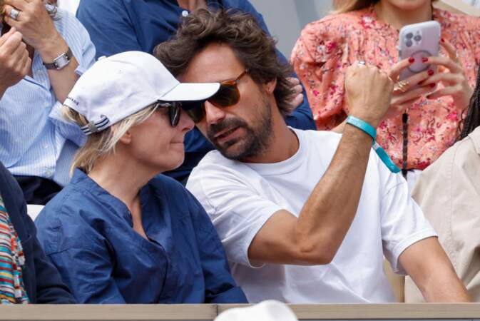 Anne-Élisabeth Lemoine et Bertrand Chameroy souriants et complices dans les  tribunes de Roland-Garros 2025 - Télé Loisirs