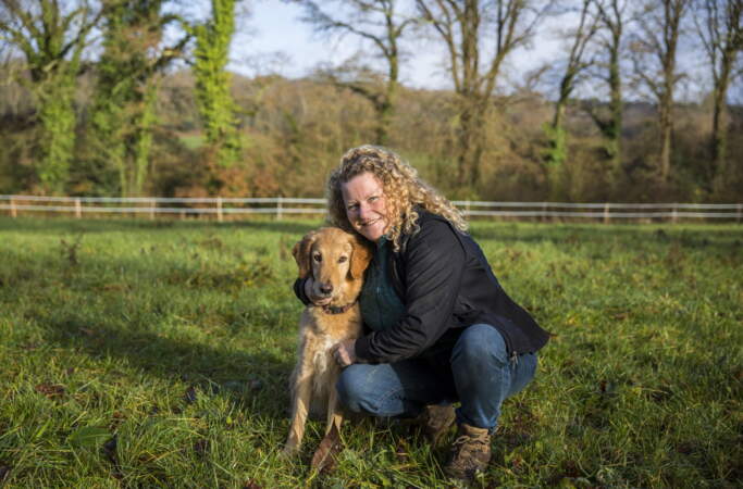 Mère de deux filles, elle est à la fois sensible et dotée d’un fort caractère. Elle a été déçue à plusieurs reprises en amour.