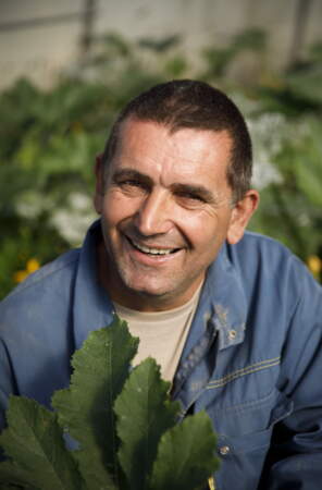 Jean-Louis, 52 ans, est producteur de fraises et tabac en Aquitaine. Un profession encore jamais vue dans "L’amour est dans le pré’" !