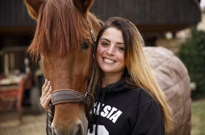Manon, 24 ans, est la benjamine de cette 21e saison. Elle est éleveuse de chevaux en Occitanie.