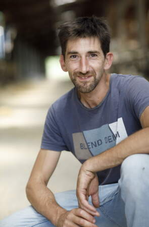 Étienne a 39 ans et exerce le métier d’éleveur laitier en Normandie. Il travaille en binôme avec son frère Fabien… qui participe lui aussi à la saison 21 de "L'amour est dans le pré" ! 