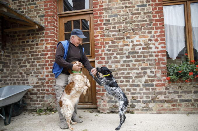 Ancien DJ et bon danseur, il est aussi le papa de deux grands enfants et vit avec ses deux chiens.