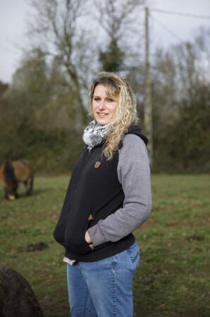 Justine, 34 ans, est gérante d'une ferme pédagogique avec 150 animaux en Auvergne Rhône-Alpes.