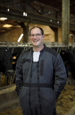 Benoît, 38 ans, est céréalier et éleveur laitier en Haute-Marne. Il vit chez des parents, son cousin et son husky qui répond au petit nom de Chaddok.