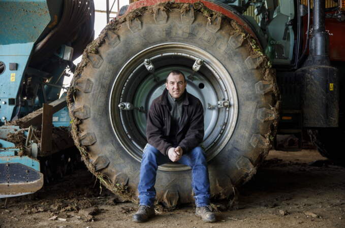 Grand timide, il a du mal à se remettre d’une rupture datant d’il y a 3 ans.