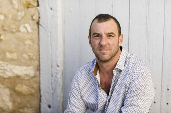 Clément est âgé de 40 ans. Il est céréalier en Eure-et-Loir et très investi dans son club de football.