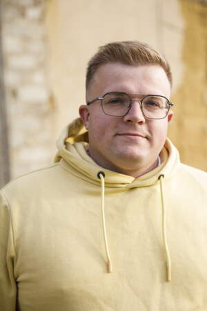 Vincent, 29 ans, est apiculteur de plus de 300 ruches dans l'Ain, avec son chien malinois. 