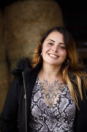 Atteinte de la mucoviscidose depuis toute petite, elle vit entourée de sa mère et de ses grands-parents.
