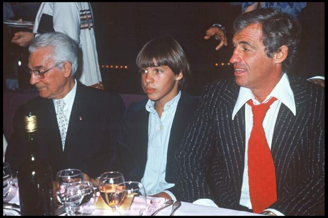 Jean-Paul Belmondo en 1977 entouré de son père et de son fils qui portent tous les deux le prénom Paul.