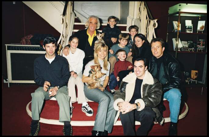 Jean-Paul Belmondo avec sa famille dans les loges du théâtre Marigny en 1998. Il est entouré de Paul, Natty, Olivier Belmondo (le neveu de Jean-Paul), Florence et son mari Chris, Annabelle, Nicolas, Alessandro, Christopher et Victor.