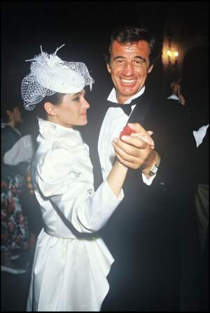Jean-Paul Belmondo et sa fille Patricia le jour de son mariage. Elle décède en 1993 dans l'incendie de son appartement.